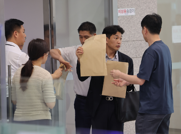 해병대 채 상병 사건 수사방해 의혹을 수사하는 이명현 순직해병특검팀이 수사외압 의혹의 단초가 된 'VIP 격노설' 수사를 위해 10일 서울 용산구 국방부 청사에 도착, 압수수색에 나서고 있다. 연합뉴스