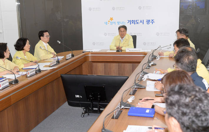 강기정 광주시장은 10일 오전 시청 재난상황실에서 '폭염대응 추진사항 점검회의'를 주재하고, 시민 안전을 최우선하는 폭염 대응 대책 강화 방안을 논의했다. 광주광역시 제공