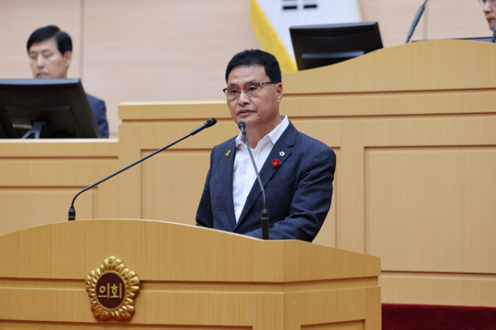 전라남도의회 주종섭 의원(더불어민주당, 여수 6)이 10일 전남도의회 본회의장에서 열린 제392회 임시회 제1차 본회의에서 대표 발의한 「노란봉투법 입법 촉구 건의안」의 의결을 요청하고 있다. 전남도의회 제공 