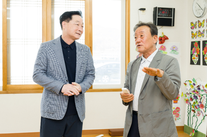 정원호 월성원자력본부장(왼쪽)과 우추동 문무대왕면 이장협의회장이 경로당 환경 개선과 관련한 대화를 나누고 있다. 월성본부 제공