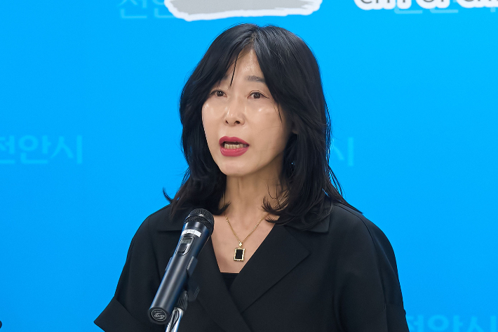 윤은미 천안시 복지정책국장이 돌봄공백 대응책에 대해 기자회견을 하고 있다. 천안시 제공