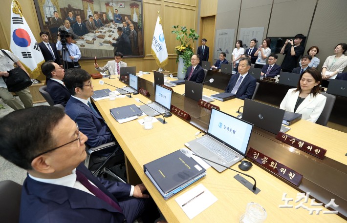 한은, 기준금리 2.5% 동결