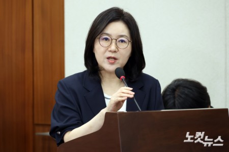 이수정 전 교육부 정책자문관이 10일 서울 여의도 국회에서 열린 교육위원회 리박스쿨 청문회에 출석해 의원 질의에 답변을 하고 있다.