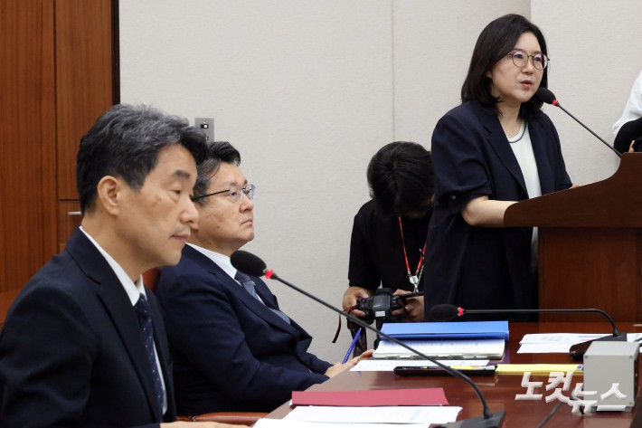 이수정 전 교육부 정책자문관이 10일 서울 여의도 국회에서 열린 교육위원회 리박스쿨 청문회에 출석해 의원 질의에 답변을 하고 있다.