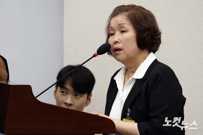 손효숙 리박스쿨 대표가 10일 서울 여의도 국회에서 열린 교육위원회 리박스쿨 청문회에 출석해 의원 질의에 답변을 하고 있다.