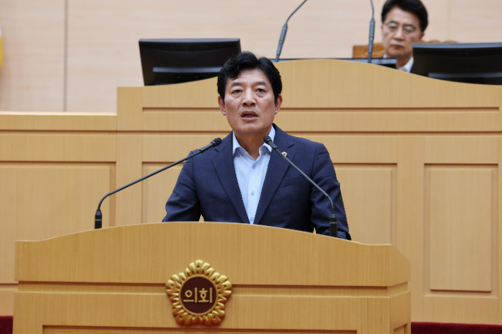 전라남도의회 정철 의원(더불어민주당·장성 1)이 10일 개회한 전남도의회 제392회 임시회 제1차 본회의에서 대표 발의한 '지방의회 정책지원관 제도 개선 촉구 건의안'에 대한 의결을 전남도의원들에게 요청하고 있다. 전남도의회 제공