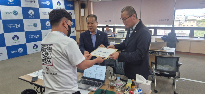 전북 완주군의회가 대통령 직속 국정기획위원회에 전주-완주 행정통합 반대 입장을 담은 의견서를 전달했다. 완주군의회 제공