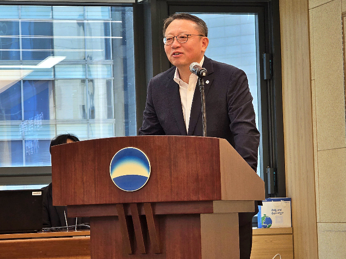 정진완 우리은행장이 10일 서울 중구 우리은행 본점에서 '포용적 금융 플랫폼'에 관한 기자설명회를 개최하고 중소기업과 소상공인을 위한 상생 방안을 설명하고 있다. 우리은행 제공