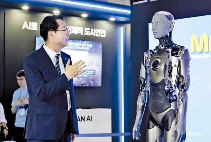 인공지능 엑스포 'MARS 2025'에서 정명근 화성시장이 영국 엔지니어드아츠가 개발한 휴머노이드 로봇 '아메카'와 대화를 나누고 있다. 화성특례시 제공