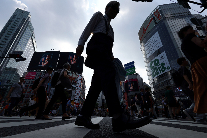 도쿄에서 시민들이 걸어가고 있다. 연합뉴스
