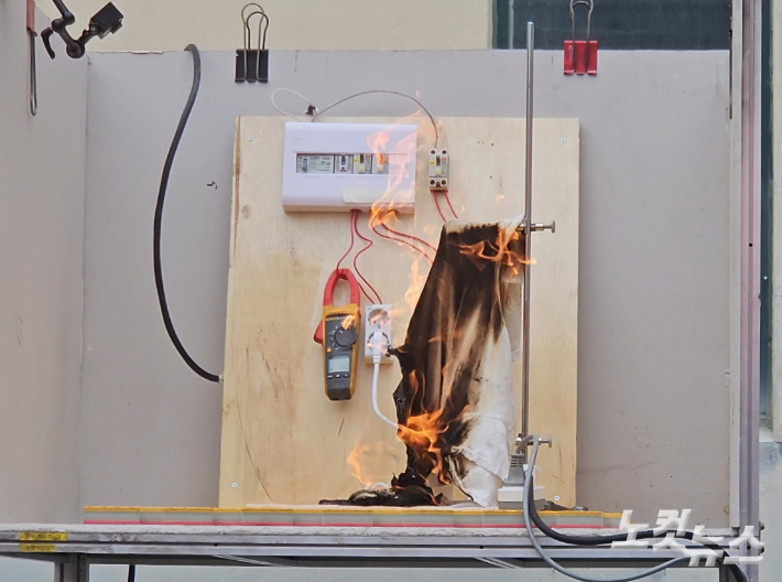 10일 부산소방재난본부가 진행한 멀티탭 발화 위험 요인 화재 실험 현장. 2구짜리 멀티탭에서 과전류로 불길이 치솟고 있다. 김혜민 기자 