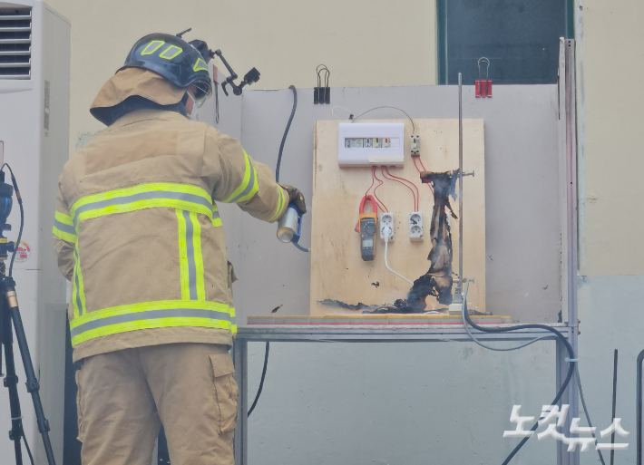 10일 부산소방재난본부에서 진행한 멀티탭 발화 위험 요인 화재 실험 현장. 소방대원이 진화 작업에 나선 모습. 김혜민 기자 