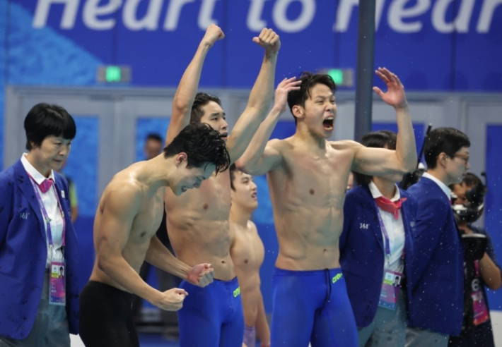 한국 남자 수영 선수단이 항저우 아시안게임 계영 800m 종목에서 금메달을 확정한 후 환호하고 있다. 연합뉴스