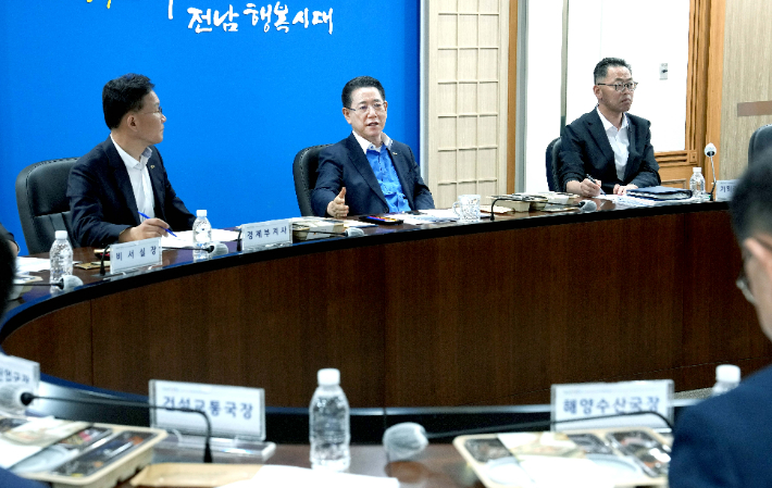 김영록 전라남도지사가 10일 도청 정약용실에서 열린 도정 현안 논의 실국 간담회에서 실국장들과 함께 도시락으로 오찬을 대신하며 서남권 인구 50만 에너지 혁신성장벨트, 광양·순천 미래첨단소재 국가산단 조성 등 시급한 도정 현안 등을 논의하고 있다. 전라남도 제공