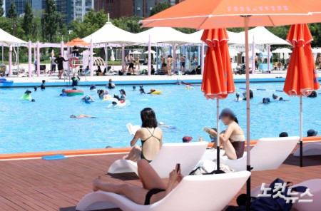 폭염엔 수영장으로