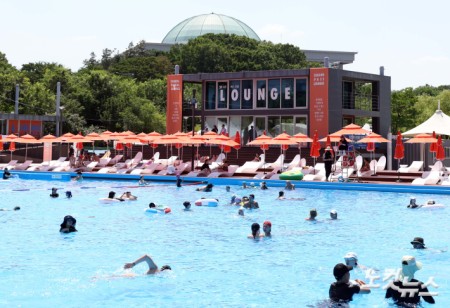 여의도 한강공원 수영장 찾은 시민들