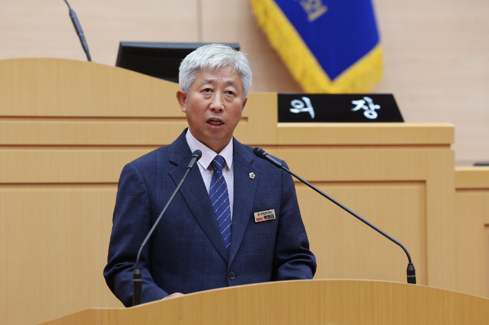 박형대 의원(진보당, 장흥 1)이 10일 열린 전남도의회 제392회 임시회 제1차 본회의에서 '목포~보성선 경전선 졸속 개통 계획안 철회와 정상 운영 촉구건의안' 제안 설명을 하고 있다. 전남도의회 제공