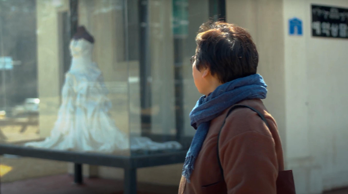 김만재 감독의 영화 '웨딩드레스'의 한 장면. 엄마 장희가 웨딩드레스 숍을 방문하고 있다. 김만재 제공