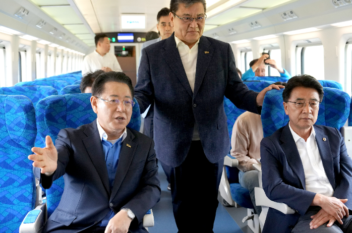 김영록 전라남도지사가 10일 오후 오는 9월 개통 예정인 전남 남해선 '목포~보성' 구간의 영업 시운전 열차에서 관계자와 현황에 대한 설명을 들으며 이야기를 하고 있다. 전라남도 제공  