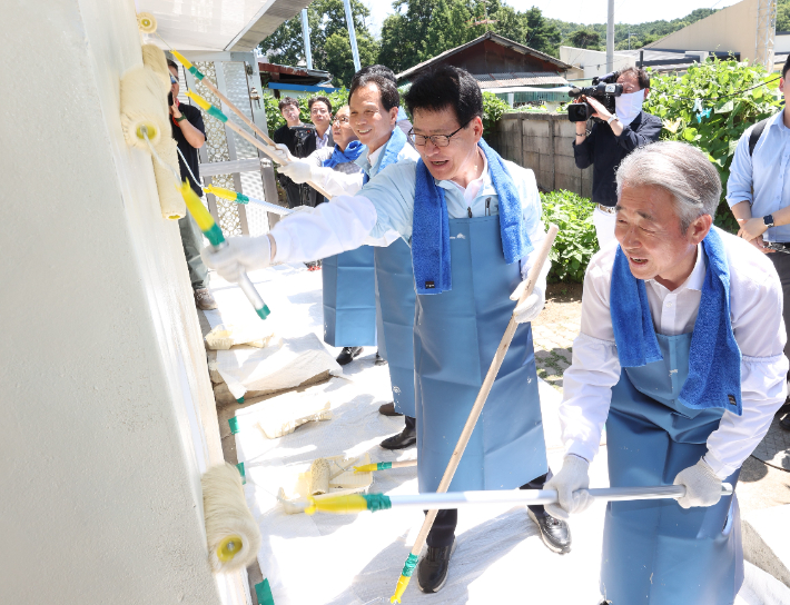 강호동 농협중앙회장(오른쪽 첫번째), 임호선 국회의원(오른쪽 두번째), 조병옥 음성군수(오른쪽 세번째) 및 봉사자들이 10일 충북 음성군 금왕읍 내송리 비성마을에서 열린 '사랑의 집고치기 농가희망 봉사활동'에서 담장 도색 등 노후 농가 시설 개선 봉사활동을 진행하고 있다.