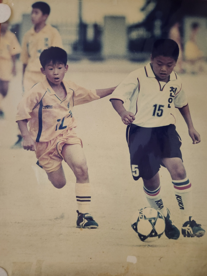 2003년 당시 천안초 축구부 선수(사진 오른쪽)의 경기 장면. 윤장호 천안시티FC 명예 선수 제공