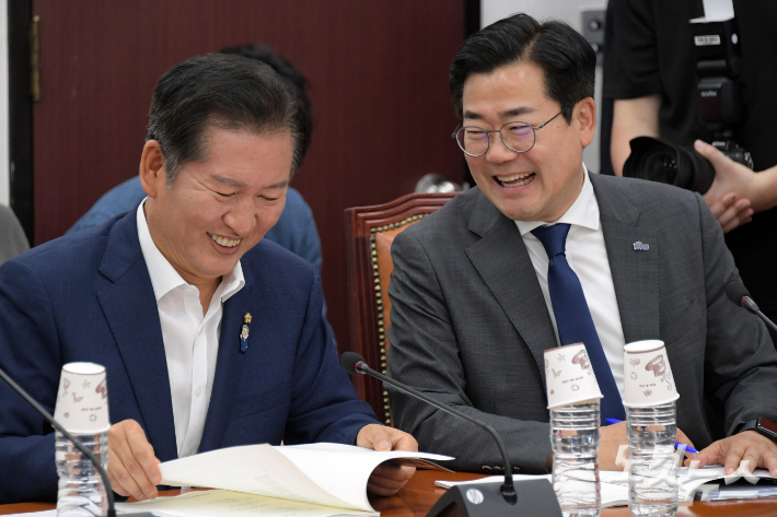 지난 2일 서울 여의도 국회에서 열린 더불어민주당 검찰개혁토론회에서 당대표 후보인 정청래·박찬대 의원이 참석하며 대화를 하고 있다. 윤창원 기자