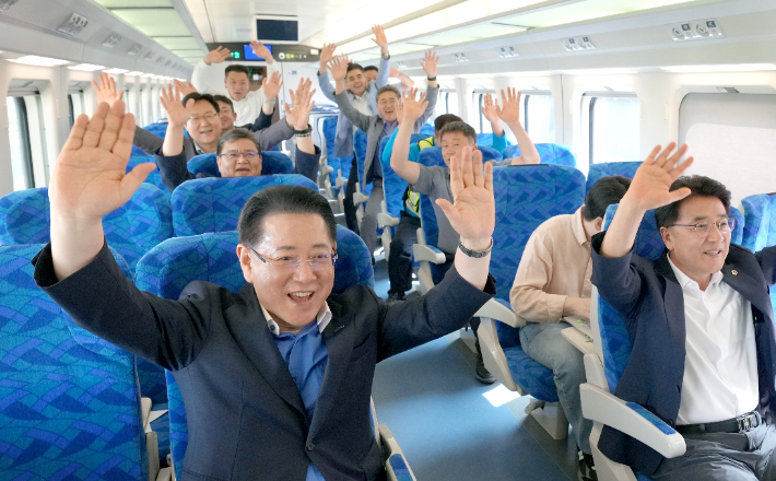 김영록 전남지사(왼쪽)와 김태균 전남도의회 의장이 10일 전남 남해선을 시승하고 있다. 전라남도 제공 
