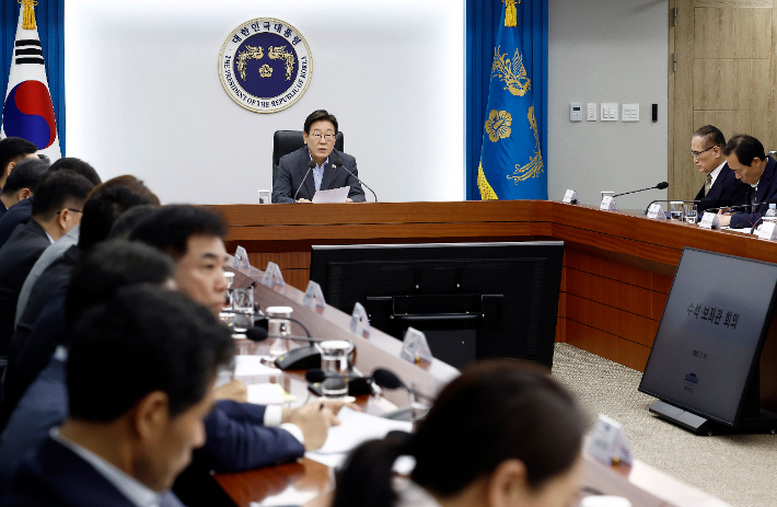 이재명 대통령이 10일 서울 용산 대통령실 청사에서 열린 3차 수석·보좌관 회의에서 발언하고 있다. 대통령실통신사진기자단 제공