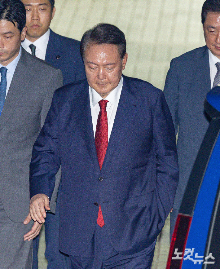 12·3 불법계엄 사태로 특검 수사를 받는 윤석열 전 대통령이 지난 9일 서울 서초구 서울중앙지방법원에서 열린 구속 전 피의자 심문(영장실질심사)을 마치고 대기 장소인 서울구치소로 이동하고 있다. 사진공동취재단