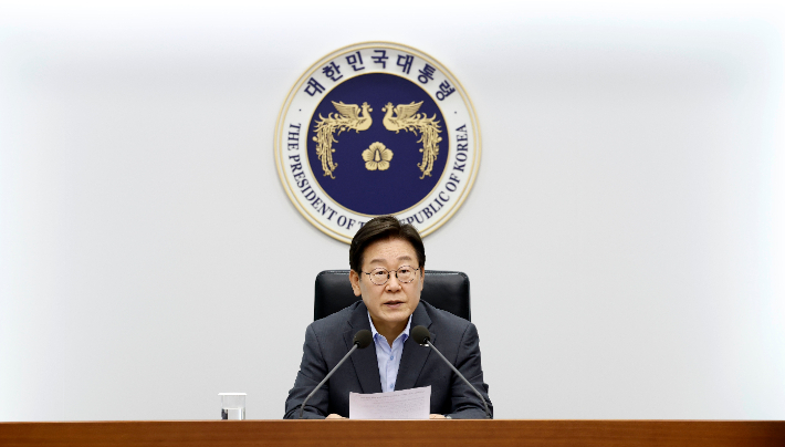 이재명 대통령이 10일 서울 용산 대통령실 청사에서 열린 3차 수석·보좌관 회의에서 발언하고 있다. 대통령실통신사진기자단 제공