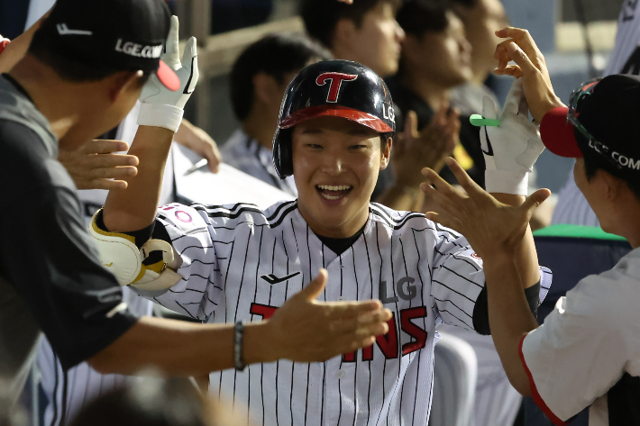 '50순위 신인의 대반란?' LG 최고 히트작 패전 막은 벼락 같은 대타 2점 홈런