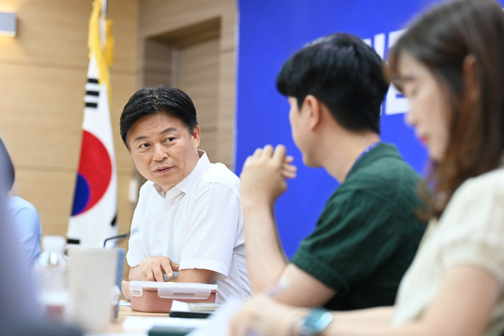 10일 조용익 부천시장이 실무자들과 이재명 정부 정책 반영을 위한 대책을 논의하고 있다. 부천시 제공
