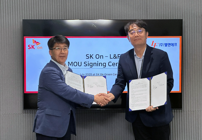 신영기 SK온 구매본부장(좌측)과 이병희 엘앤에프 최고운영책임자(COO). SK온 제공