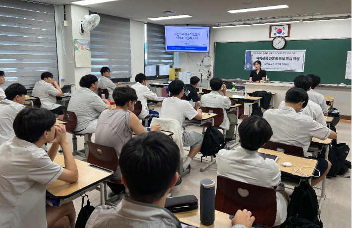 강원 춘천고등학교는 지난 10일, 2학년 전체 학생 268명을 대상으로 '2025학년도 자율형 공립고 2.0'의 핵심 과제인 진로 특색 프로그램을 진행했다. 강원도교육청 제공