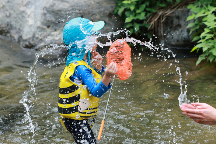 무더위 속에 계곡에서 물놀이를 즐기고 있는 어린이. 연합뉴스 