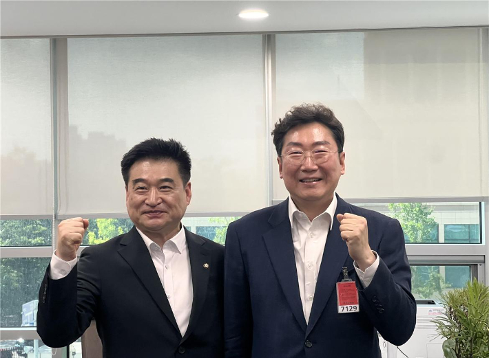 원강수 원주시장이 9일 최혁진 국회의원을 만나 원주 현안사업 해결을 위한 협력을 당부했다. 원주시 제공 