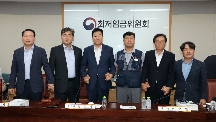 내년 최저임금 2.9% 인상…재계 "기업 지원책도 마련되길"