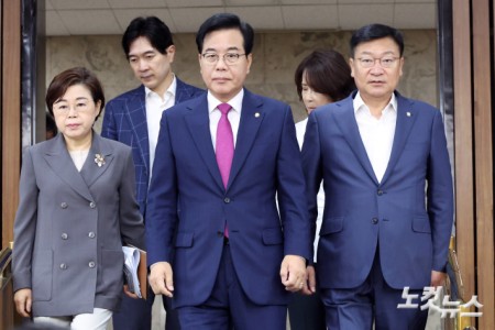 원내대책회의 참석하는 송언석