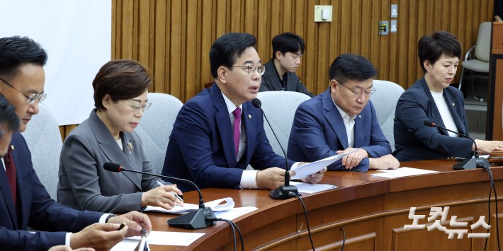 원내대책회의 주재하는 송언석 비대위원장 겸 원내대표