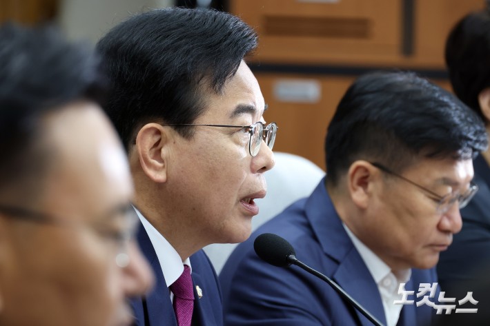 국민의힘 송언석 비상대책위원장 겸 원내대표가 11일 서울 여의도 국회에서 열린 원내대책회의에서 발언을 하고 있다.