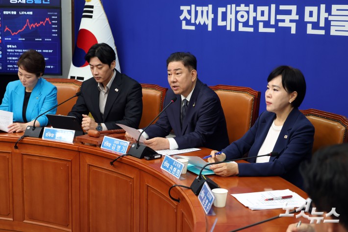 최고위원회의 주재하는 김병기