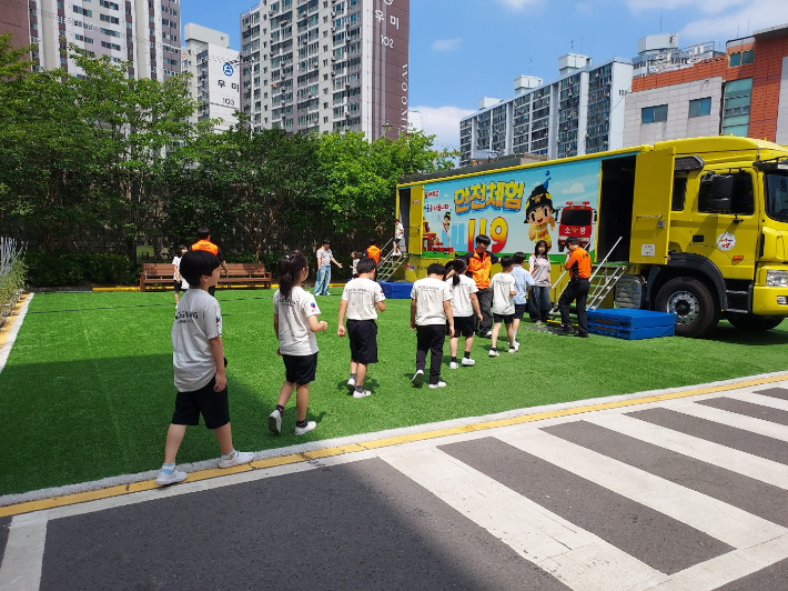 광주시 소방안전본부는 오는 24일까지 초등학교 119개교를 대상으로 '찾아가는 소방안전교실'을 운영한다. 광주광역시 제공