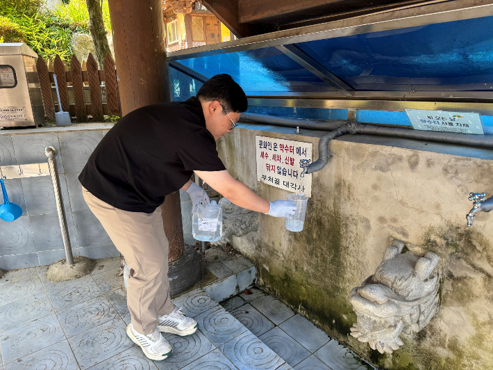 광주시 보건환경연구원은 여름철을 맞아 산행이나 야외활동 시 약수터 등 먹는물 공동시설 이용에 주의를 당부했다. 광주시 제공