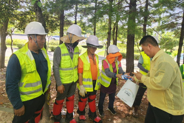 옥외 현업근로자들에게 쿨토시 등 온열질환 예방물품을 전달하고 있다. 순천시 제공