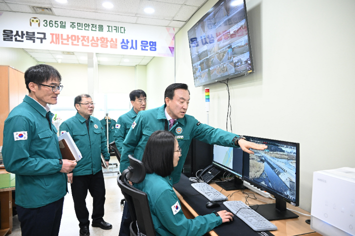박천동 울산북구청장이 재난안전상황실 현장을 점검하고 있다. 사진 북구청 제공