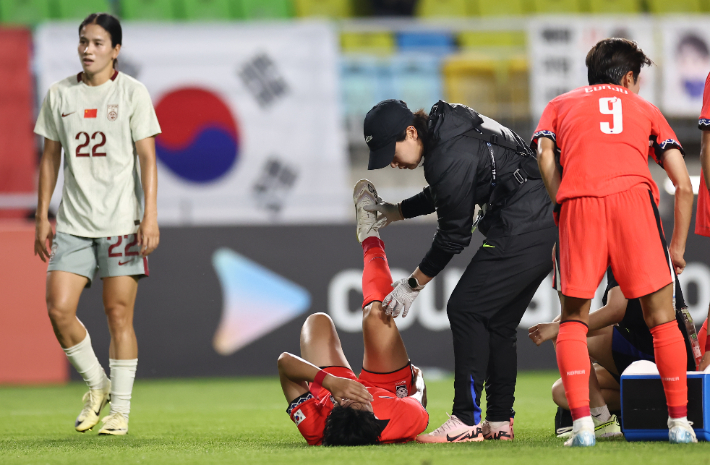 부상당한 전유경. 연합뉴스