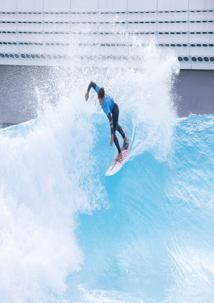 시흥 거북섬 웨이브파크에서 서핑 중인 모습. 시흥시 제공