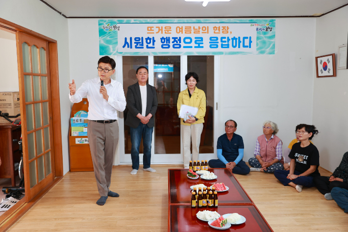 김철우 군수가 무더위 쉼터를 찾아가 발언하고 있다. 보성군 제공