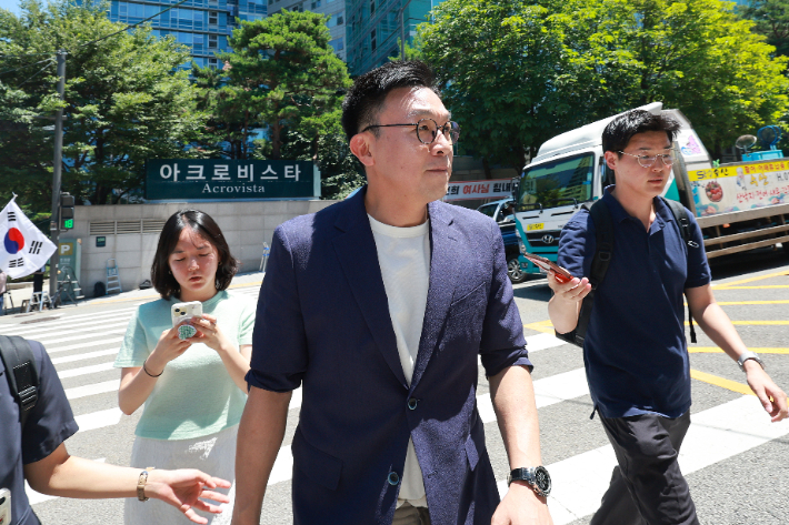 채상병 사건 수사방해 의혹을 수사하는 이명현 순직해병특검팀이 윤석열 전 대통령의 사저 서울 서초구 아크로비스타에 대해 압수수색에 나선 11일 윤 전 대통령 변호인 최지우 변호사가 압수수색에 입회한 뒤 사저에서 나서고 있다. 연합뉴스