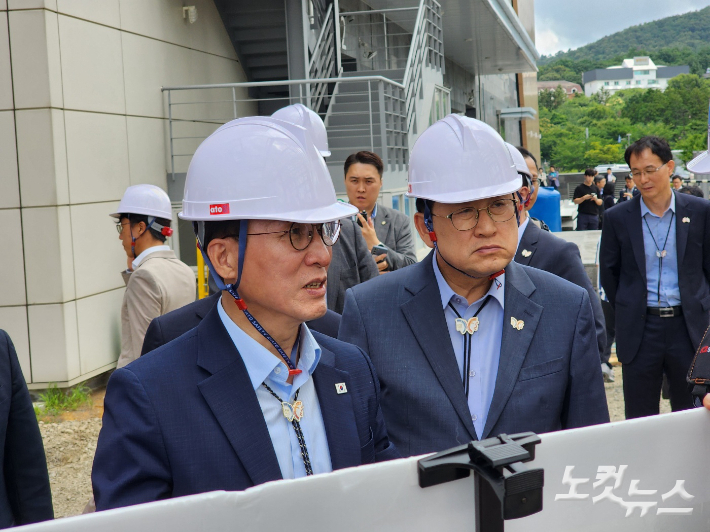 김민석 국무총리가 주낙영 경주시장과 함께 미디어센터 공사 현장을 살펴보고 있다. 문석준 기자